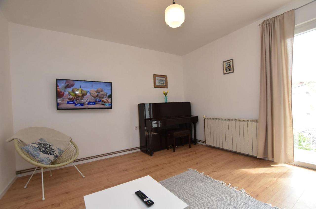 Apartments Dragica Примоштен Экстерьер фото