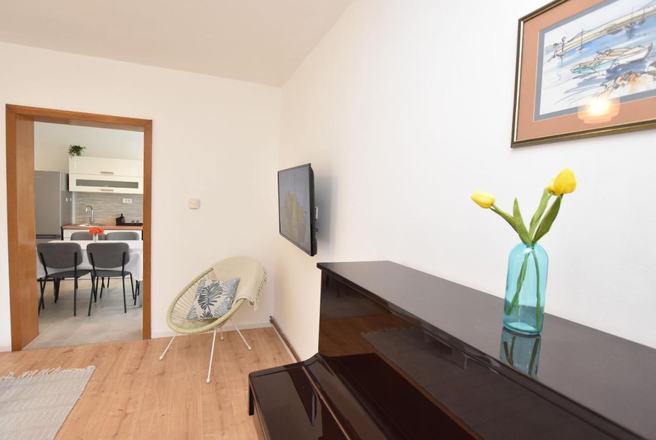 Apartments Dragica Примоштен Экстерьер фото